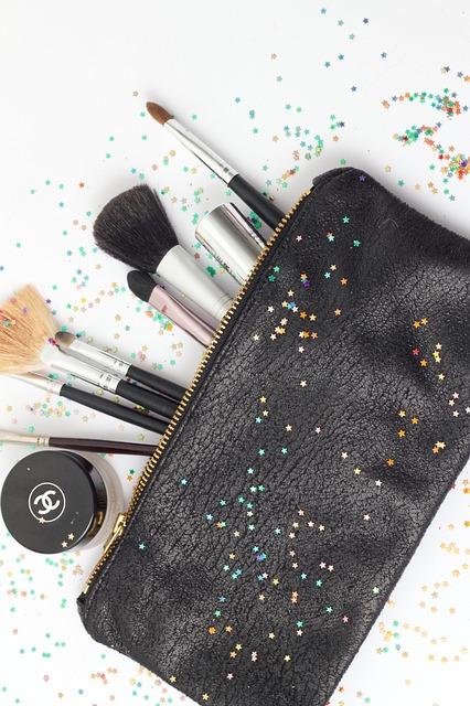 Exploring the Paradox: ⁢Bold ⁣Makeup as ‌a Tool for Self-Expression