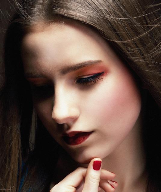 From Base ‌to Topcoat: ⁣Layering ​for Long-Lasting Shine