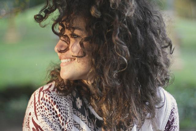 Choosing​ the ​Right Products for Frizz-Free Curls