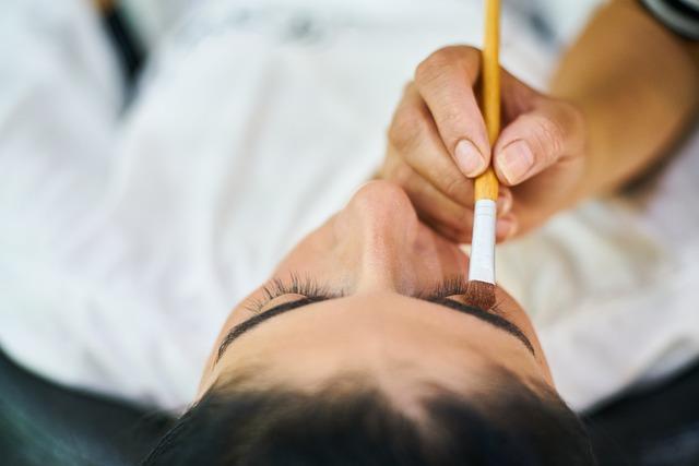 Accentuating Your Eyes: ⁣The Role of Eyebrow Shaping and Highlighting